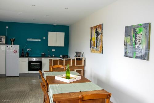 Una cocina o zona de cocina en Villa élégante à Panissières avec piscine privée