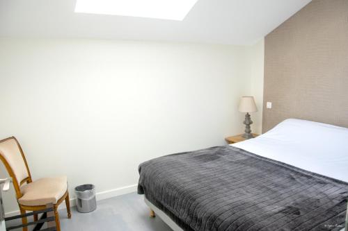 Cama o camas de una habitación en Villa élégante à Panissières avec piscine privée