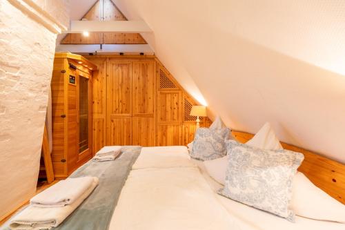 a bedroom with a bed in a attic at Dat lüttje Reethus in Ockholm