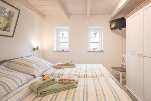 a bedroom with two beds with towels on them at De ole Schaapstall in Dagebüll