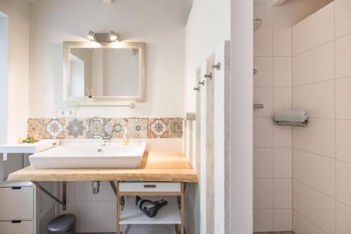 a bathroom with a sink and a mirror at De ole Schaapstall in Dagebüll