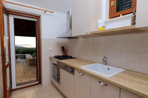 Cucina o angolo cottura di 2 bedrooms villa with private pool and wifi at Sutivan