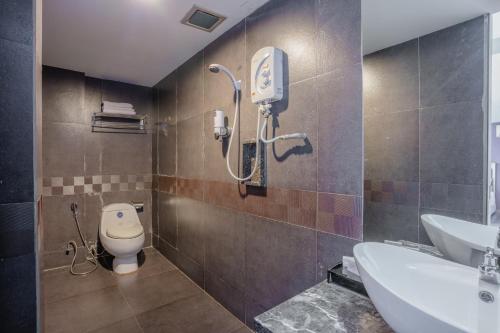 Bathroom sa Euro Rich Hotel Melaka