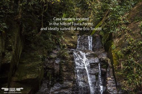 a waterfall is located in the hills of tzu forest and ideally suited for at Casa Verde Río in Rio de Janeiro