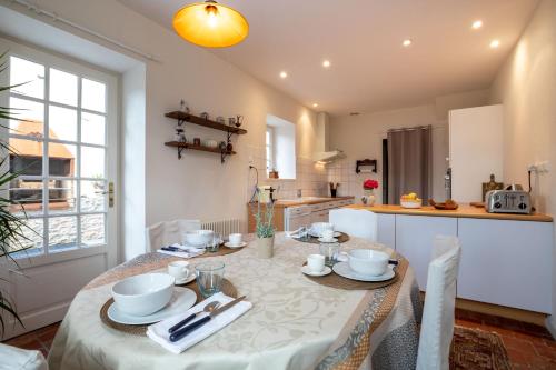 - une cuisine avec une table et des bols dans l'établissement La 