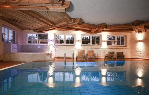 ゼーブルックにあるSeeHotel Wassermannの大型スイミングプール(椅子付)