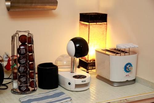 een aanrecht met een blender en een broodrooster bij Residenza Gens Julia in Rome