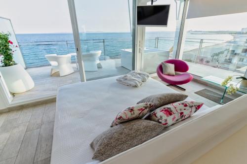 a room with a bed and a view of the ocean at Hotel Maritim in Roses