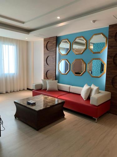 高雄的住宿－美麗四季汽車旅館，客厅配有红色的沙发和镜子