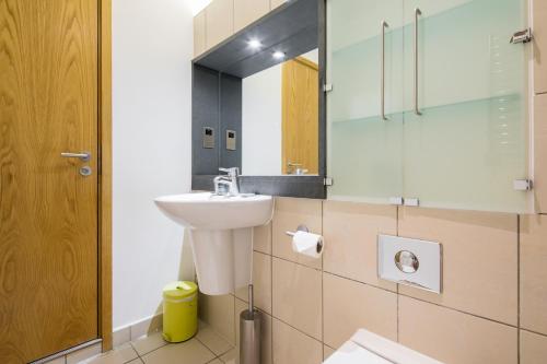 y baño con lavabo y espejo. en Soulful Central London Apartment, en Londres