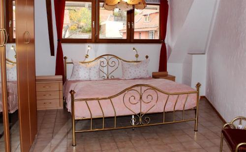 Schlafzimmer mit einem Bett und einem Fenster in der Unterkunft Apartments zum Henker in Quedlinburg