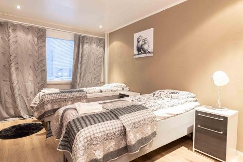 1 Schlafzimmer mit 2 Betten und einem Fenster in der Unterkunft Apartment Rovakatu D28 in Rovaniemi