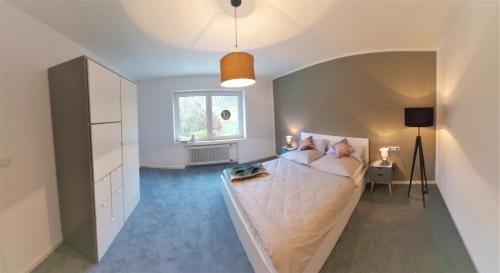 Schlafzimmer mit einem Bett und einem Fenster in der Unterkunft Ferienhaus MagnoliAhr in Bad Neuenahr-Ahrweiler