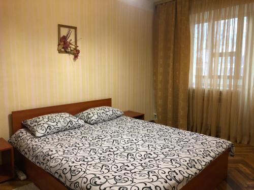 キーウにあるKyiv Apartment on Peremohy Avenue 16 daily rentのベッドルーム1室(枕2つ、窓付)