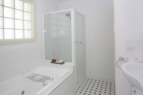 Ένα μπάνιο στο Honeyeater Cottage