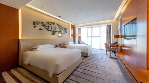 Ένα ή περισσότερα κρεβάτια σε δωμάτιο στο Holiday Inn Nanjing Xuanwu Lake by IHG