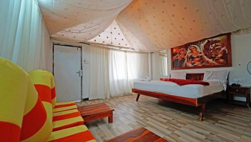 Giường trong phòng chung tại The Lal Bagh
