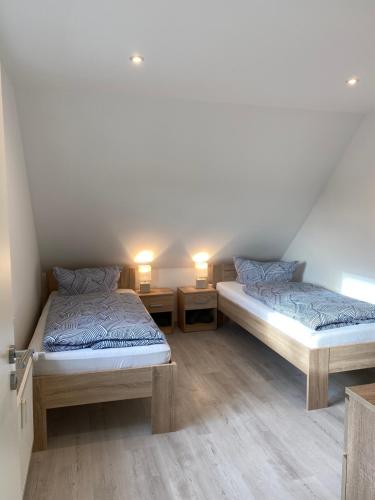 2 camas individuais num quarto com 2 candeeiros em Ferienwohnung Hendrich Roßleben em Roßleben