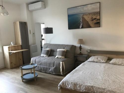 Una cama o camas en una habitación de Le Clos Beaufleury