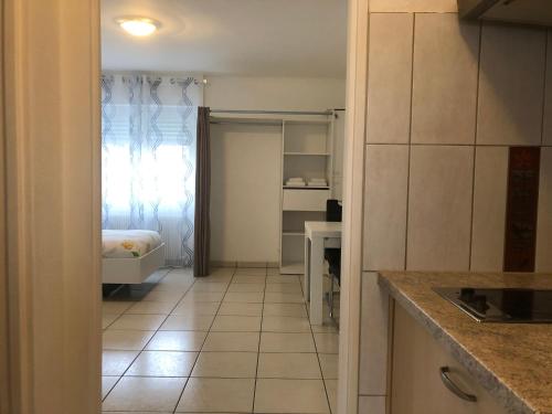 Cette chambre comprend une petite cuisine avec un évier et une baignoire. dans l'établissement Studio Lora 51B, à Saint-Louis