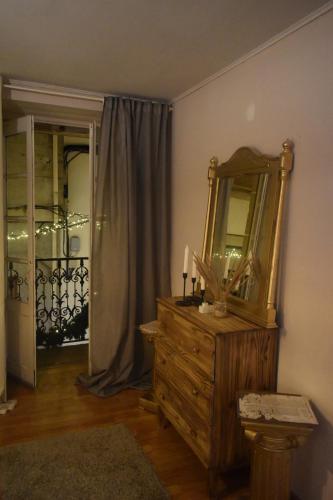 un espejo encima de un tocador en una habitación en A Casa do Calexón, en Viveiro