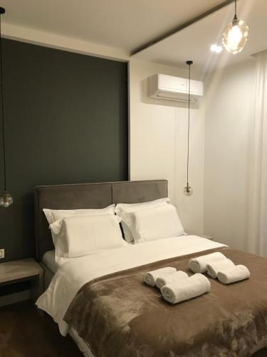 1 dormitorio con 1 cama grande y 2 toallas. en Guesthouse Sara & Esi, en Korçë