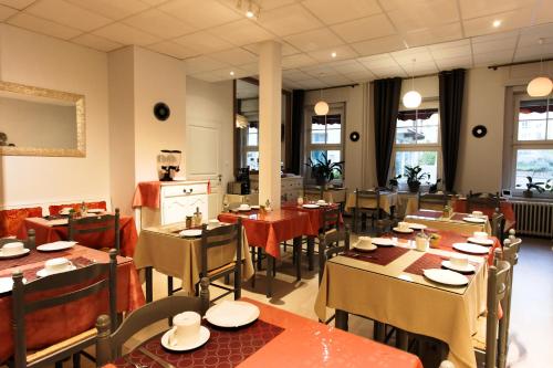 En restaurang eller annat matställe på Hôtel De L'Ill
