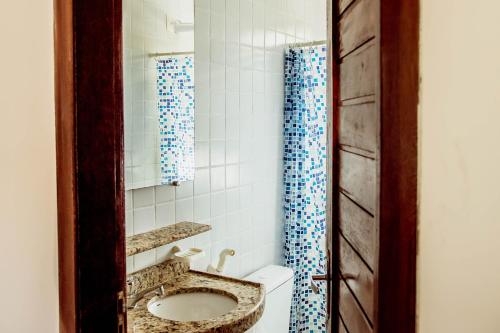 uma casa de banho com um lavatório e um WC em Tamandare Residence em Tamandaré