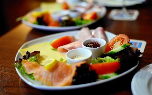 een bord eten op een houten tafel bij Old City Viva Hotel in Istanbul