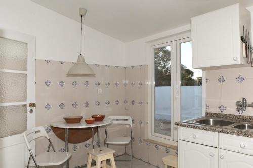 Alegria Apartment in Principe Realにあるキッチンまたは簡易キッチン