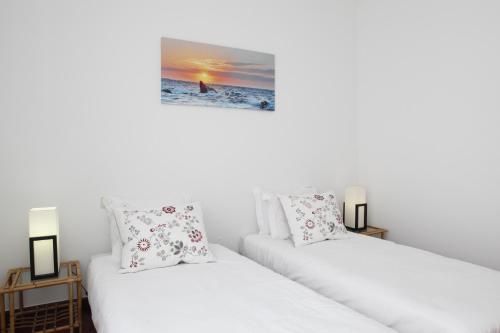 A bed or beds in a room at Comfortable and Central Apartment Cascais