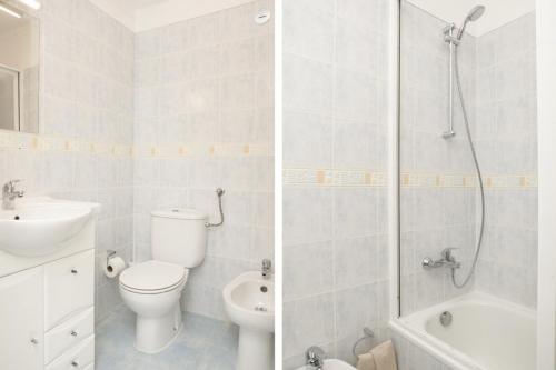 ein Bad mit einem WC, einem Waschbecken und einer Dusche in der Unterkunft Family central apartment in São Pedro do Estoril in São Pedro do Estoril