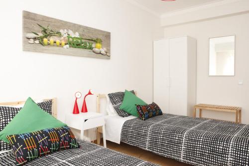 Säng eller sängar i ett rum på Family central apartment in São Pedro do Estoril