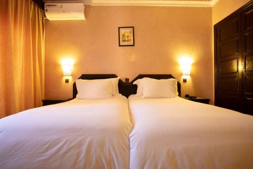 Een bed of bedden in een kamer bij Diwane Hotel & Spa Marrakech