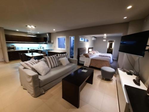 uma sala de estar com um sofá e uma cama em Casa Guemes em Mar del Plata