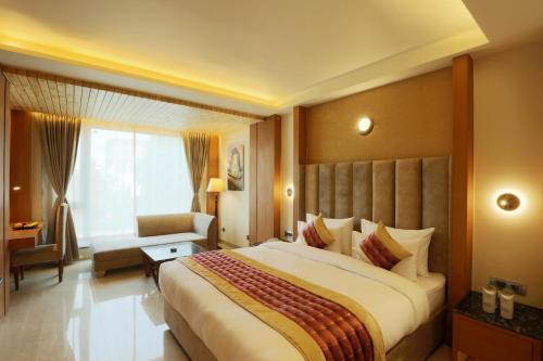 Una cama o camas en una habitación de Hotel Omega - Gurgaon Central, Sec 45