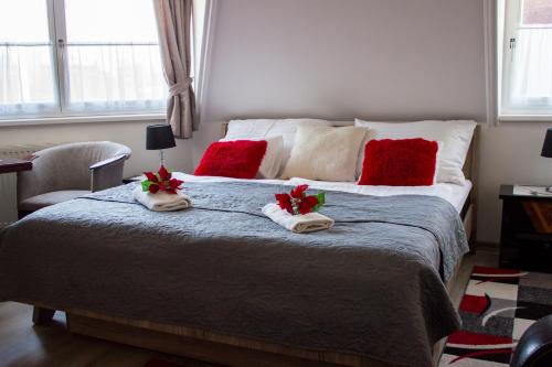 Ein Bett oder Betten in einem Zimmer der Unterkunft Vadász Panzió és Étterem