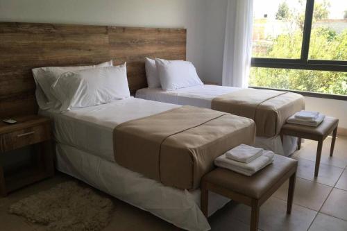 a bedroom with two beds and a window at CALCHAQUÍ 5 ideal para una estadía inolvidable! in Cafayate