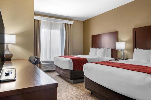 een hotelkamer met twee bedden en een bureau bij Comfort Inn & Suites Augusta in Augusta