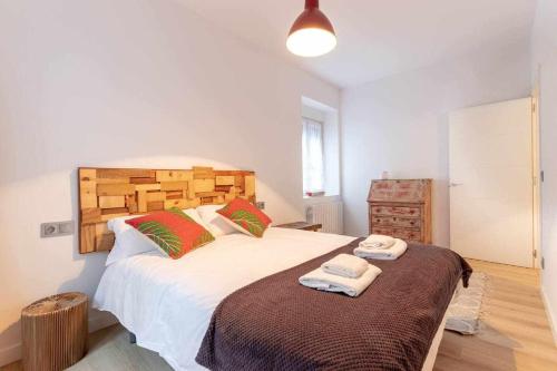 Łóżko lub łóżka w pokoju w obiekcie Apartamento KUIA en Gran Bilbao con terraza y vistas a un parque