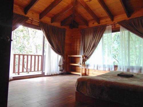 Ένα ή περισσότερα κρεβάτια σε δωμάτιο στο Cabaña dentro del Bosque para 24 Personas