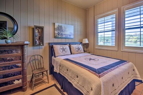 מיטה או מיטות בחדר ב-Lakefront Wallis Ranch with Private Beach and Patio!