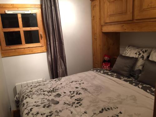 - une chambre avec un lit et une fenêtre dans l'établissement Appartement Courchevel le Praz, à Courchevel