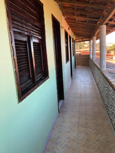 um corredor de uma casa com janelas e piso em azulejo em Chalés da Boneca em Icapuí