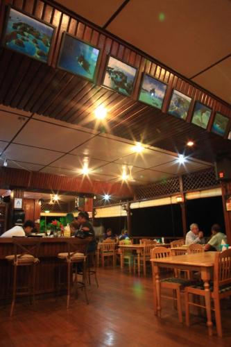 ห้องอาหารหรือที่รับประทานอาหารของ Rose Garden Resort