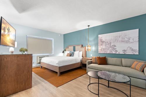 - un salon avec un lit et un canapé dans l'établissement The Beachcomber St. Pete Beach Resort & Hotel, à St. Pete Beach