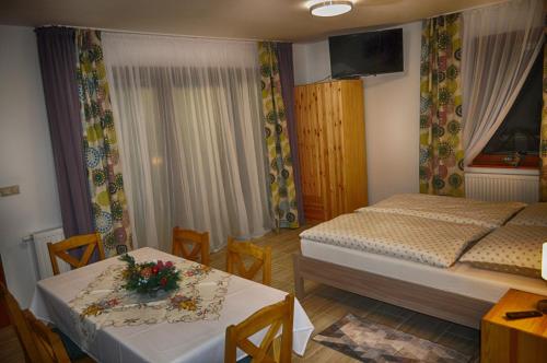 Ένα ή περισσότερα κρεβάτια σε δωμάτιο στο Apartamenty w Dolinie Gościna