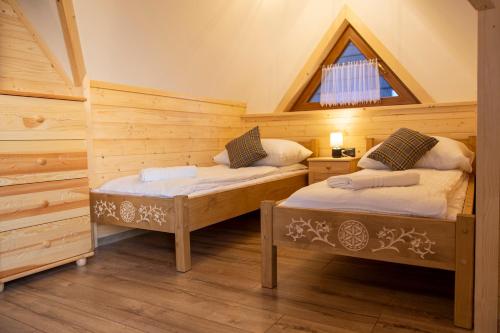 Postel nebo postele na pokoji v ubytování Domki na Wierchu Krystyna i Andrzej Łukaszczyk