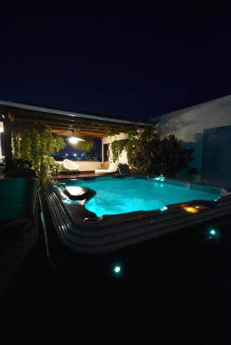 uma piscina num quintal à noite em Condominio Panamá em Puerto Vallarta