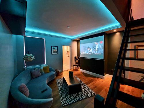 The Smart 27 في يورك: غرفة معيشة مع أريكة وتلفزيون بشاشة مسطحة